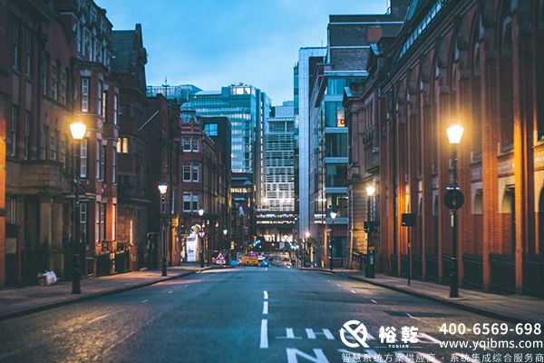 　　隨著城市化進程的加快，樓宇管理逐漸成為現(xiàn)代城市的重要組成部分。樓宇智能管理系統(tǒng)(Integrated Building Management System，簡稱IBMS)應(yīng)運而生，成為解決樓宇運營管理效率、降低能耗、提升居住與工作環(huán)境的重要工具。本文將詳細探討樓宇I(lǐng)BMS系統(tǒng)的組成、功能、優(yōu)勢以及未來的發(fā)展趨勢。  　　一、什么是樓宇I(lǐng)BMS系統(tǒng)?  　　樓宇I(lǐng)BMS系統(tǒng)是一種集成的管理平臺，通過物聯(lián)網(wǎng)(IoT)、大數(shù)據(jù)、云計算等新興技術(shù)，將建筑內(nèi)各種設(shè)備與系統(tǒng)(如空調(diào)、照明、安防、消防、能耗管理等)有效整合，實現(xiàn)集中監(jiān)控與管理。其目的是提升建筑的運營效率、降低能耗、保障居住者的安全，創(chuàng)造更加舒適的環(huán)境。  　　二、樓宇I(lǐng)BMS系統(tǒng)的核心組成  　　1. 監(jiān)控系統(tǒng)：樓宇I(lǐng)BMS系統(tǒng)能夠?qū)崟r監(jiān)控建筑內(nèi)各類設(shè)備的運行狀況，如空調(diào)系統(tǒng)的溫度、濕度水平，照明系統(tǒng)的電源狀態(tài)等。這些數(shù)據(jù)可以通過可視化界面直觀展現(xiàn)，便于運維人員快速做出響應(yīng)。  　　2. 能源管理系統(tǒng)：通過對建筑內(nèi)能耗的實時跟蹤，實現(xiàn)能耗數(shù)據(jù)的分析與優(yōu)化，幫助管理者制定更為科學(xué)的能耗策略，降低運營成本。  　　3. 安全與安防系統(tǒng)：集成視頻監(jiān)控、門禁控制、報警系統(tǒng)等，以確保建筑內(nèi)人員及財產(chǎn)的安全。這一模塊能夠?qū)崟r識別異常情況，并立即通知相關(guān)人員或部門采取措施。  　　4. 建筑自動化系統(tǒng)：樓宇I(lǐng)BMS系統(tǒng)利用傳感器和控制器實現(xiàn)對建筑內(nèi)部環(huán)境(如溫度、濕度、光照等)的自動調(diào)節(jié)，提升居住舒適度。  　　5. 通訊與網(wǎng)絡(luò)系統(tǒng)：為了保障各個系統(tǒng)的高效協(xié)作，樓宇I(lǐng)BMS系統(tǒng)還需要強大的通訊與網(wǎng)絡(luò)基礎(chǔ)設(shè)施支持。這包括有線網(wǎng)絡(luò)、無線網(wǎng)絡(luò)和云計算平臺。  　　三、樓宇I(lǐng)BMS系統(tǒng)的功能與優(yōu)勢  　　1. 提升管理效率：樓宇I(lǐng)BMS系統(tǒng)可以將建筑內(nèi)各類設(shè)備的操作整合到一個平臺上，管理者通過該系統(tǒng)即可進行智能控制，降低了人力成本，提升了工作效率。  　　2. 降低能耗：通過實時監(jiān)測與數(shù)據(jù)分析，IBMS系統(tǒng)能夠識別能耗異常，并及時進行調(diào)整，幫助建筑降低能耗和運營成本，實現(xiàn)綠色建筑目標。  　　3. 改善居住體驗：樓宇I(lǐng)BMS系統(tǒng)可以根據(jù)使用者的需求自動調(diào)節(jié)室內(nèi)環(huán)境，如調(diào)節(jié)空調(diào)的溫度與濕度、照明的亮度等，確保員工在舒適的環(huán)境中工作，提高工作效率。  　　4. 提高安全性：集成的安防系統(tǒng)能夠?qū)崟r監(jiān)測潛在風(fēng)險，并及時發(fā)出預(yù)警，保障建筑及其使用者的安全。尤其在火災(zāi)、入侵等突發(fā)事件中，IBMS系統(tǒng)能迅速響應(yīng)，最大限度地減少損失。  　　5. 可擴展性與靈活性：樓宇I(lǐng)BMS系統(tǒng)具有良好的可擴展性，能夠根據(jù)建筑的不同需求，靈活添加或調(diào)整模塊，確保系統(tǒng)始終適應(yīng)建筑的運營變化。  　　四、樓宇I(lǐng)BMS系統(tǒng)的應(yīng)用場景  　　1. 商業(yè)辦公樓：在大型商業(yè)辦公樓中，樓宇I(lǐng)BMS系統(tǒng)能夠?qū)崟r監(jiān)控各項運營數(shù)據(jù)，幫助管理者進行有效的資產(chǎn)管理和空間利用，提升辦公環(huán)境的舒適度和安全性。  　　2. 酒店與會展中心：在酒店及會展中心，IBMS系統(tǒng)可通過智能化管理提升客戶體驗，如智能燈光控制、溫度調(diào)節(jié)等，提升客滿時的運營效率。  　　3. 醫(yī)療機構(gòu)：醫(yī)院等醫(yī)療機構(gòu)對于環(huán)境的要求極高，樓宇I(lǐng)BMS系統(tǒng)可以保證醫(yī)院內(nèi)部空氣質(zhì)量、溫濕度維持在最佳狀態(tài)，保障患者與醫(yī)務(wù)人員的安全與舒適。  　　4. 工業(yè)廠房：在工業(yè)企業(yè)中，IBMS系統(tǒng)可以有效監(jiān)控和管理設(shè)備的運行狀態(tài)，降低設(shè)備故障率，同時優(yōu)化能耗管理，提高生產(chǎn)效率。  　　五、樓宇I(lǐng)BMS系統(tǒng)的未來發(fā)展趨勢  　　1. 智能化水平提升：隨著人工智能及機器學(xué)習(xí)技術(shù)的發(fā)展，IBMS系統(tǒng)將變得更加智能，能夠根據(jù)歷史數(shù)據(jù)和實時監(jiān)測自動優(yōu)化建筑管理策略。  　　2. 云計算的廣泛應(yīng)用：未來的IBMS系統(tǒng)將更多地依賴云計算，通過云平臺實現(xiàn)數(shù)據(jù)的存儲、管理與分析，推動建筑管理的數(shù)字化轉(zhuǎn)型。  　　3. 物聯(lián)網(wǎng)技術(shù)的深度整合：IBMS系統(tǒng)將與物聯(lián)網(wǎng)設(shè)備深度融合，建立起更為廣泛的智能設(shè)備生態(tài)，實現(xiàn)建筑內(nèi)部的全面互聯(lián)與自動化管理。  　　4. 可持續(xù)發(fā)展的推動：環(huán)保與可持續(xù)發(fā)展將是未來IBMS系統(tǒng)發(fā)展的重要方向，樓宇I(lǐng)BMS系統(tǒng)通過實時監(jiān)測與數(shù)據(jù)分析，幫助建筑達到更低的碳排放標準，實現(xiàn)可持續(xù)運營。  　　5. 用戶體驗至上的設(shè)計：未來的IBMS系統(tǒng)將更加注重用戶體驗，通過更為簡潔的界面、更流暢的操作流程保障用戶的便捷性，提升用戶對系統(tǒng)的認可度。  　　結(jié)論  　　樓宇I(lǐng)BMS系統(tǒng)作為現(xiàn)代建筑管理的重要工具，憑借其強大的集成能力和智能化管理，為建筑的高效運營、節(jié)能降耗及安全保障提供了有力支持。隨著技術(shù)的不斷進步和發(fā)展，IBMS系統(tǒng)的應(yīng)用前景將更加廣闊，必將引領(lǐng)未來建筑管理方式的變革。